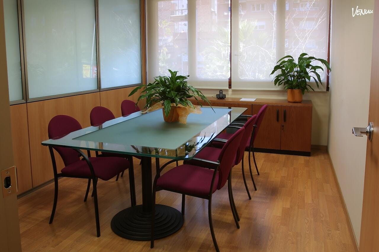 Sala de reuniones 2, espacio sencillo y eficiente ideal para encuentros profesionales.