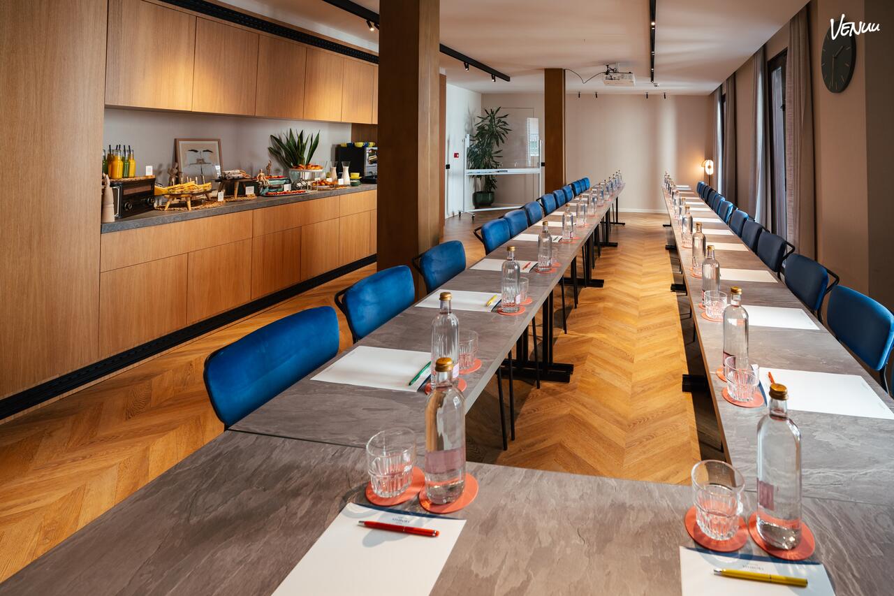 Sala de Reuniones Play Room, un espacio en Barcelona ideal para eventos corporativos innovadores y sesiones de trabajo dinámicas.