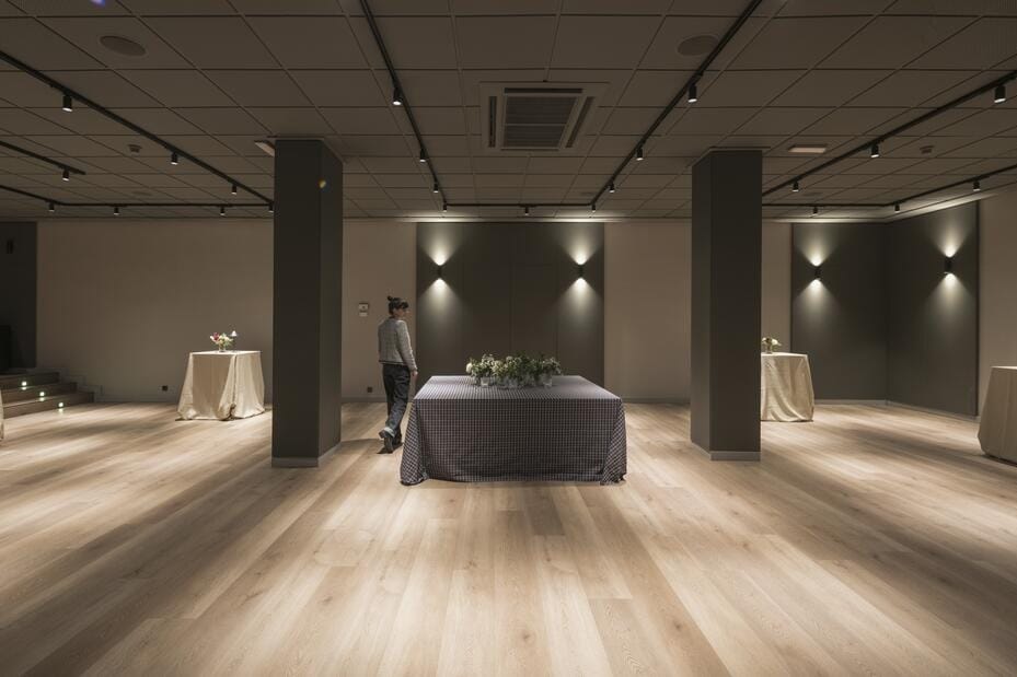 Salones Malcom and Barret: Salón elegante estilo cine indie, ideal para celebrar con clase y caos.