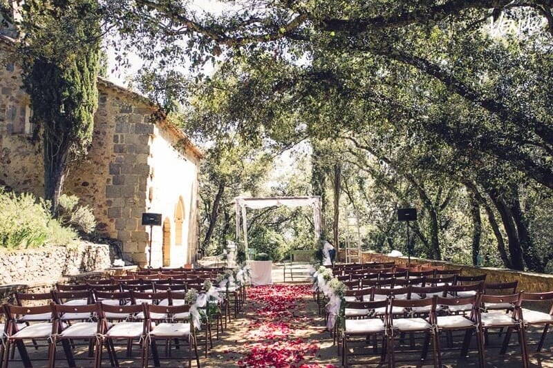  Sant Pere de Clara - La Capilla, una masía en Barcelona donde las bodas parecen sacadas de una película.