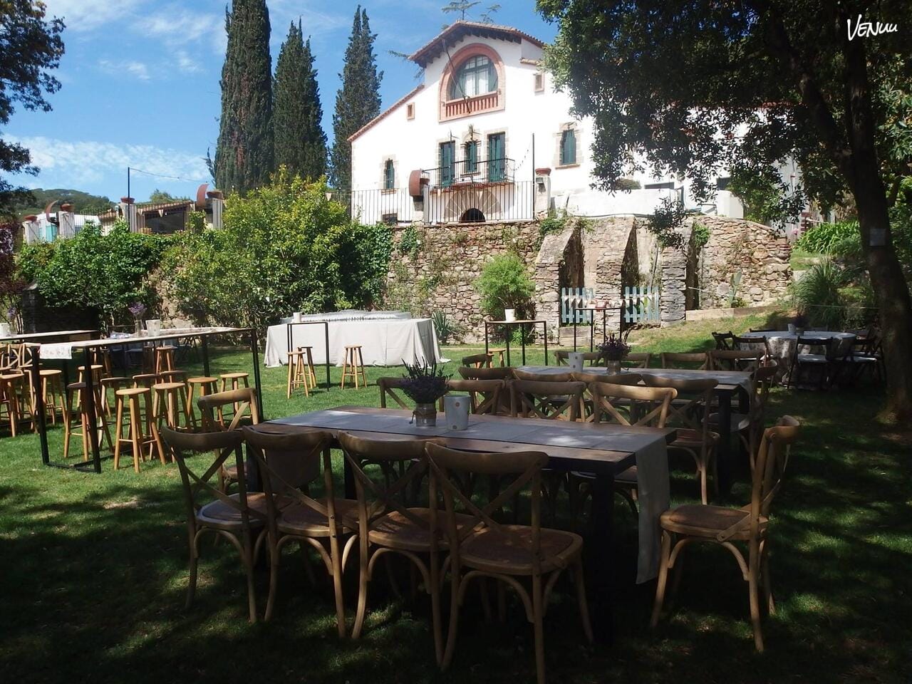 Ermita restaurada en Sant Pere de Clara, rodeada de bosque.