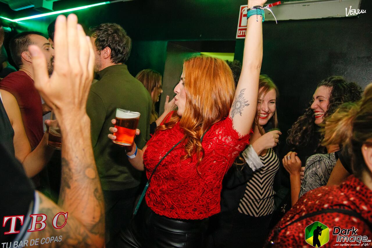 TBC Tentazion: Local animado en Madrid con luces de neón y excelente música, ideal para fiestas privadas y celebraciones juveniles.