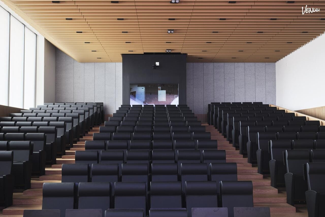 TBS Education - Auditorio, un espacio en Barcelona donde las conferencias parecen eventos globales.