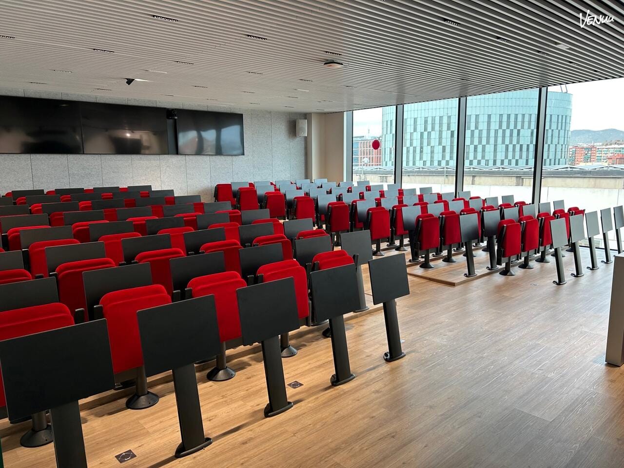 TBS Education - Sala de Conferencias, un auditorio en Barcelona ideal para eventos corporativos dinámicos y enriquecedores.