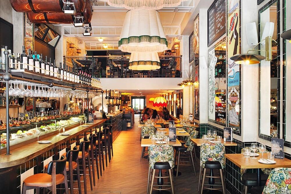 Taller de Tapas, restaurante informal con cocina non-stop ideal para grupos y celebraciones sabrosas.