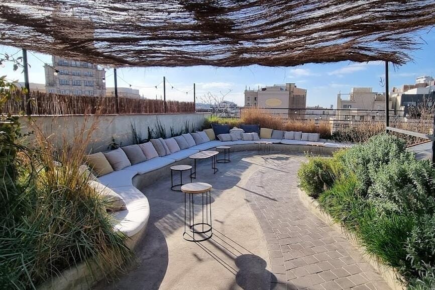 Terraza 20: Fiesta al aire libre con cócteles y música en un ambiente mediterráneo espectacular. Si te gusta el sol, este es tu sitio (pero ponte crema).