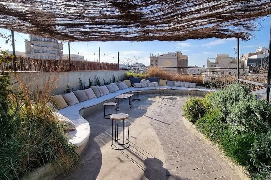 Terraza 20, un rooftop en Barcelona ideal para despedidas de soltera con vistas espectaculares y copas sin fin.