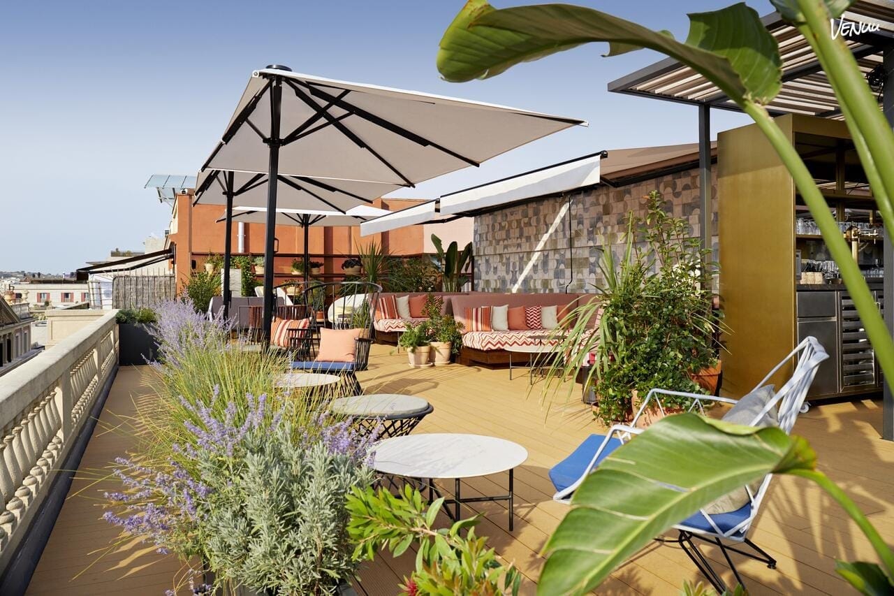 Terraza de Vivi Barcelona, rooftop urbano con encanto para celebraciones frescas.