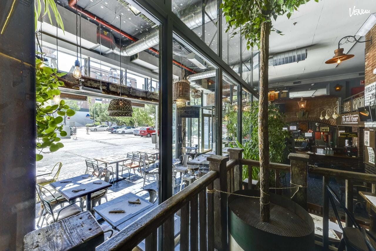 The Irish Rover, pub irlandés con ambiente festivo ideal para celebraciones memorables.