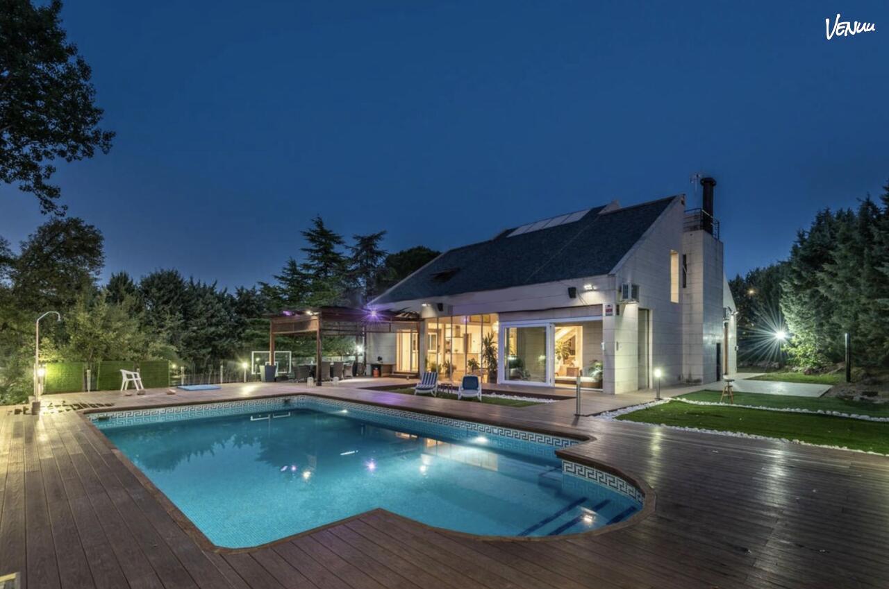 The Jungle Mansion - Exterior, una finca en Madrid con piscina para celebraciones épicas.