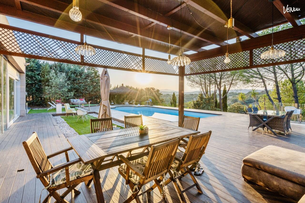 The Jungle Mansion Exterior, mansión con piscina y jardín ideal para fiestas salvajemente elegantes.