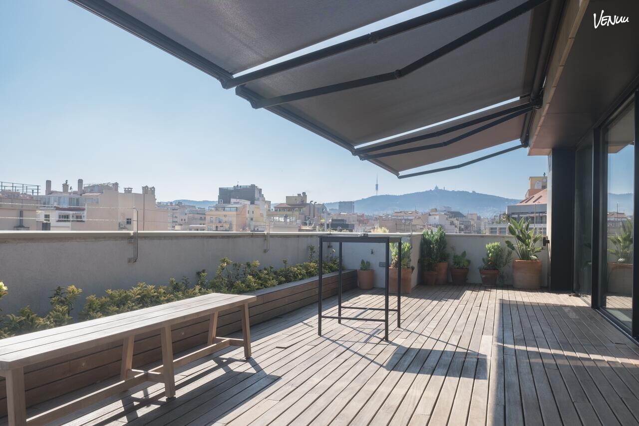 The Lighthouse Barcelona, rooftop moderno y chic con vistas marinas para eventos brillantes.