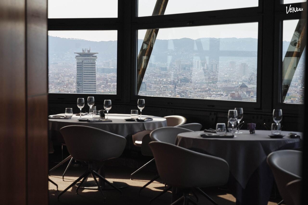 Torre de Alta Mar, un restaurante con vistas impresionantes en Barcelona para bodas pequeñas y elegantes.