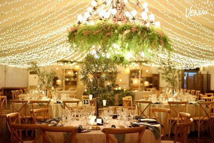 Finca histórica con carpa y jardines para bodas elegantes y con toques palaciegos.