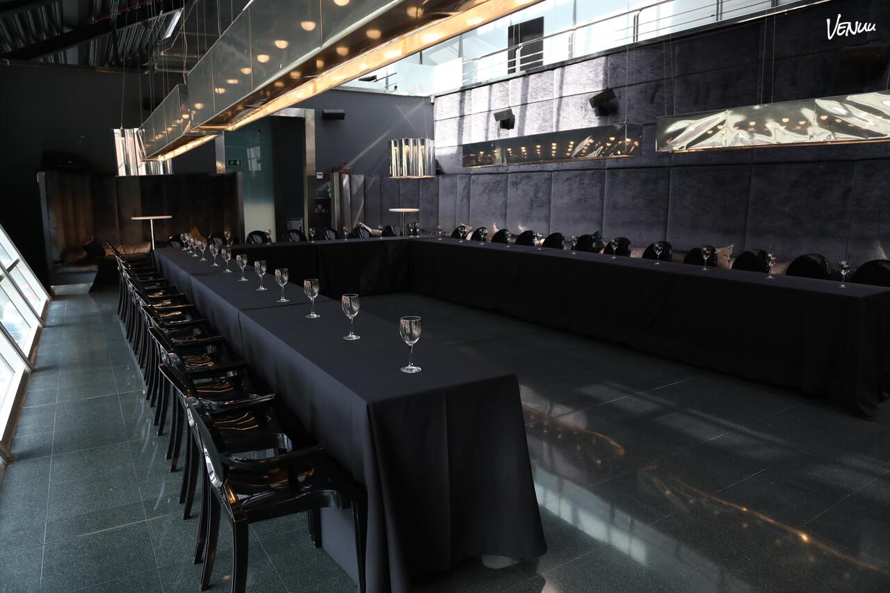 Truss Madrid – Sala VIP – "Espacio exclusivo con un ambiente de lujo y sofisticación, perfecto para cenas de gala donde quieres sentirte como una celebridad."