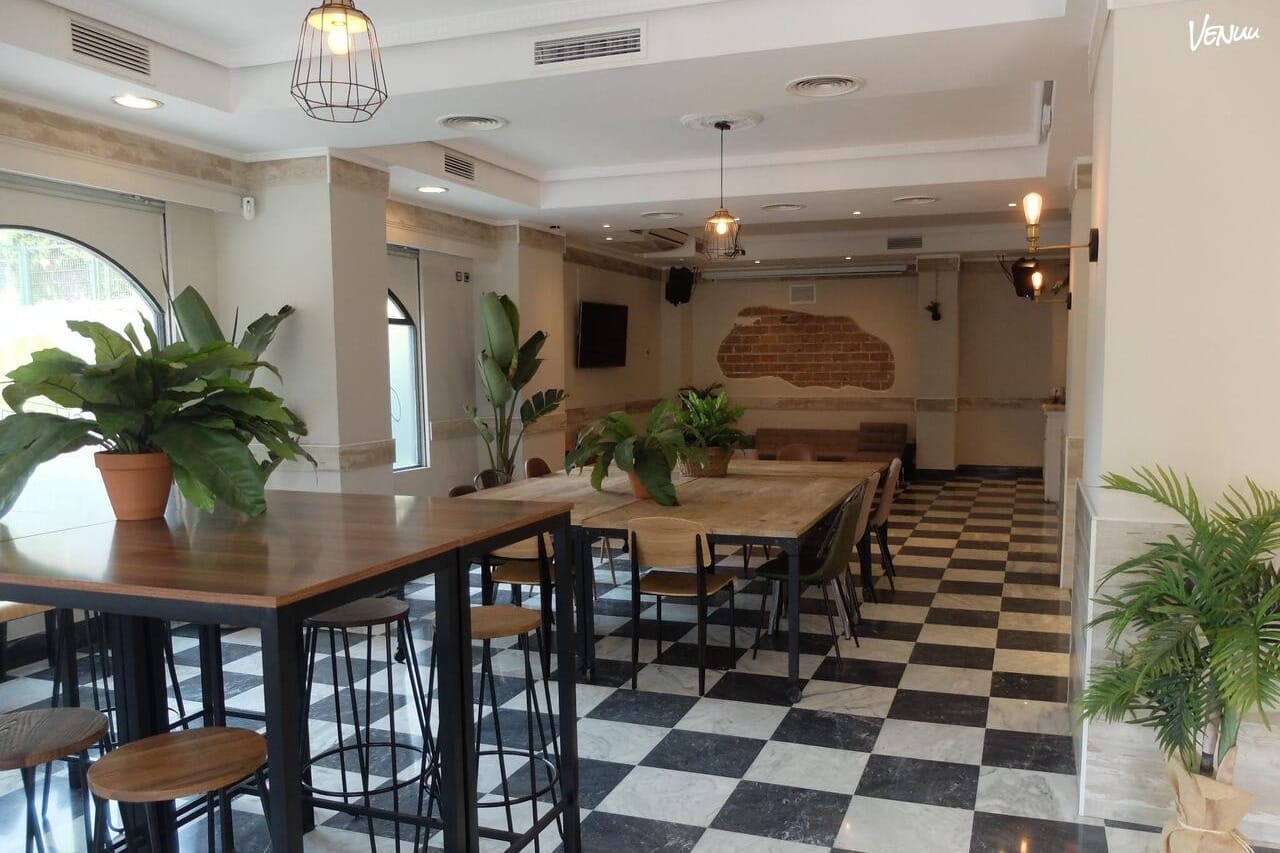 Local gastronómico con cocina equipada para celebraciones íntimas con comida y risas.