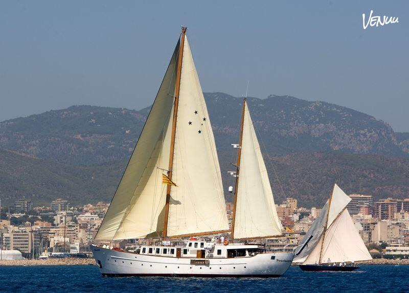 Velero Clásico Southern Cross, un barco en Barcelona ideal para cumpleaños con encanto y elegancia.