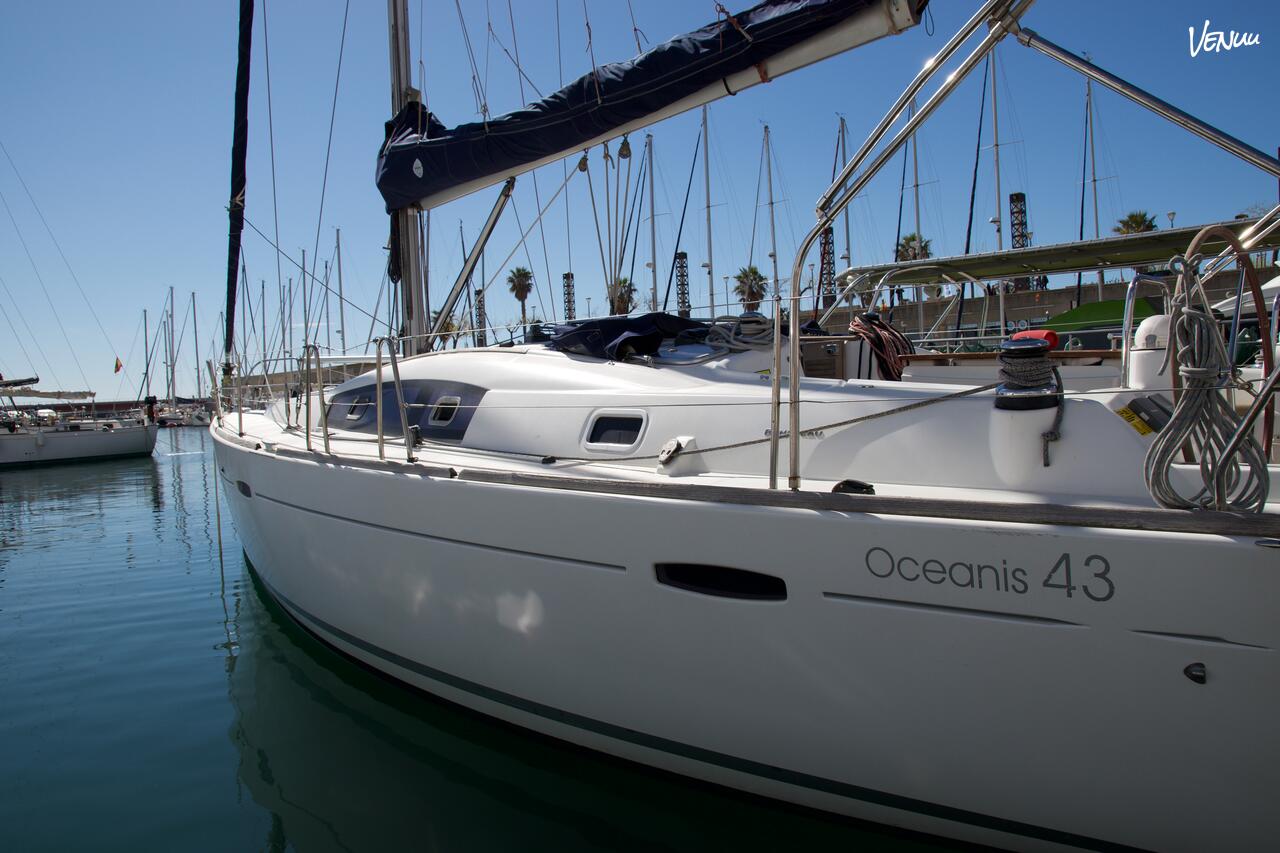 Velero Turtur, un barco en Barcelona ideal para cumpleaños con un toque exclusivo.