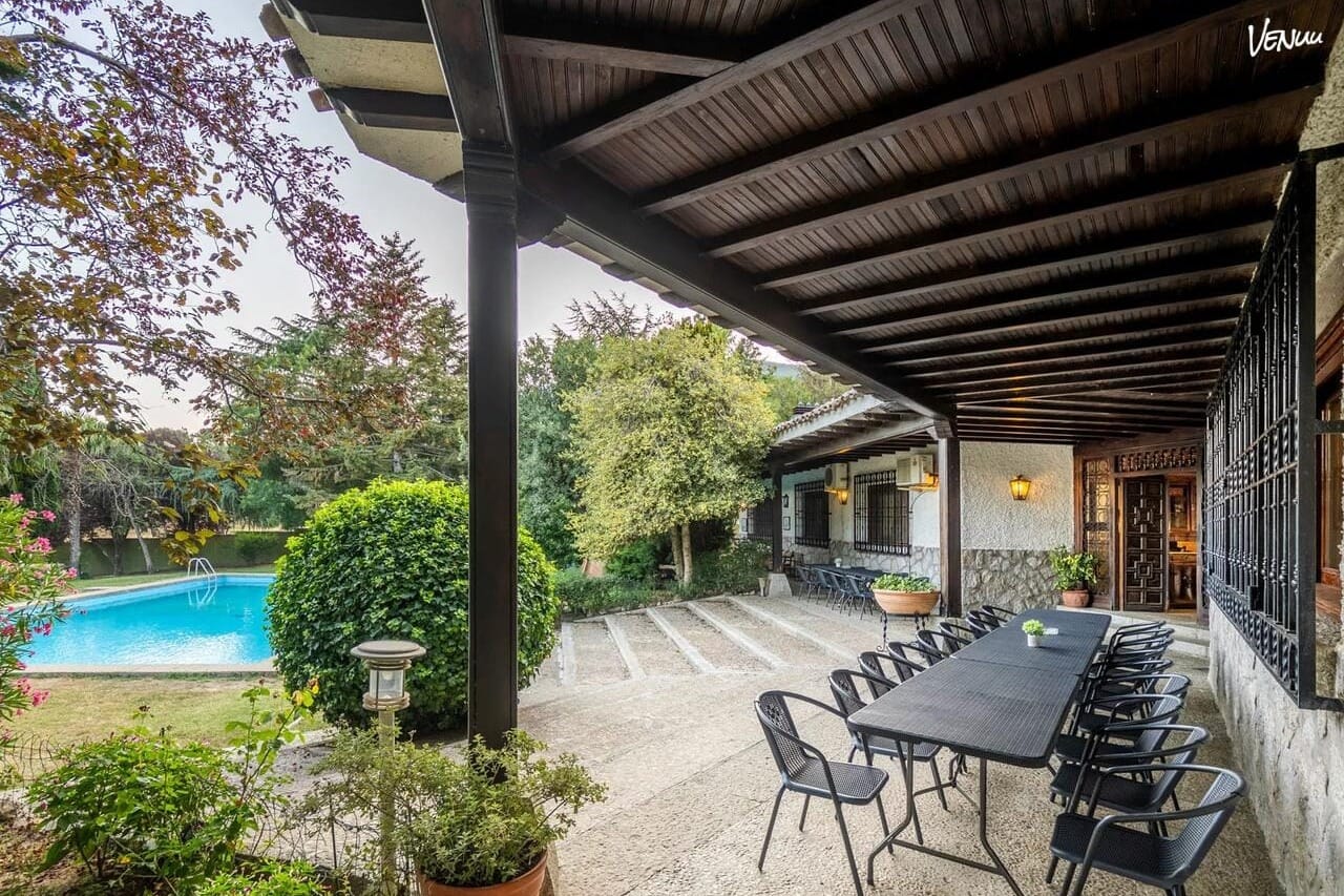  Villa Escorial Park, una villa en Madrid donde los cumpleaños incluyen piscina y fiesta sin límites.