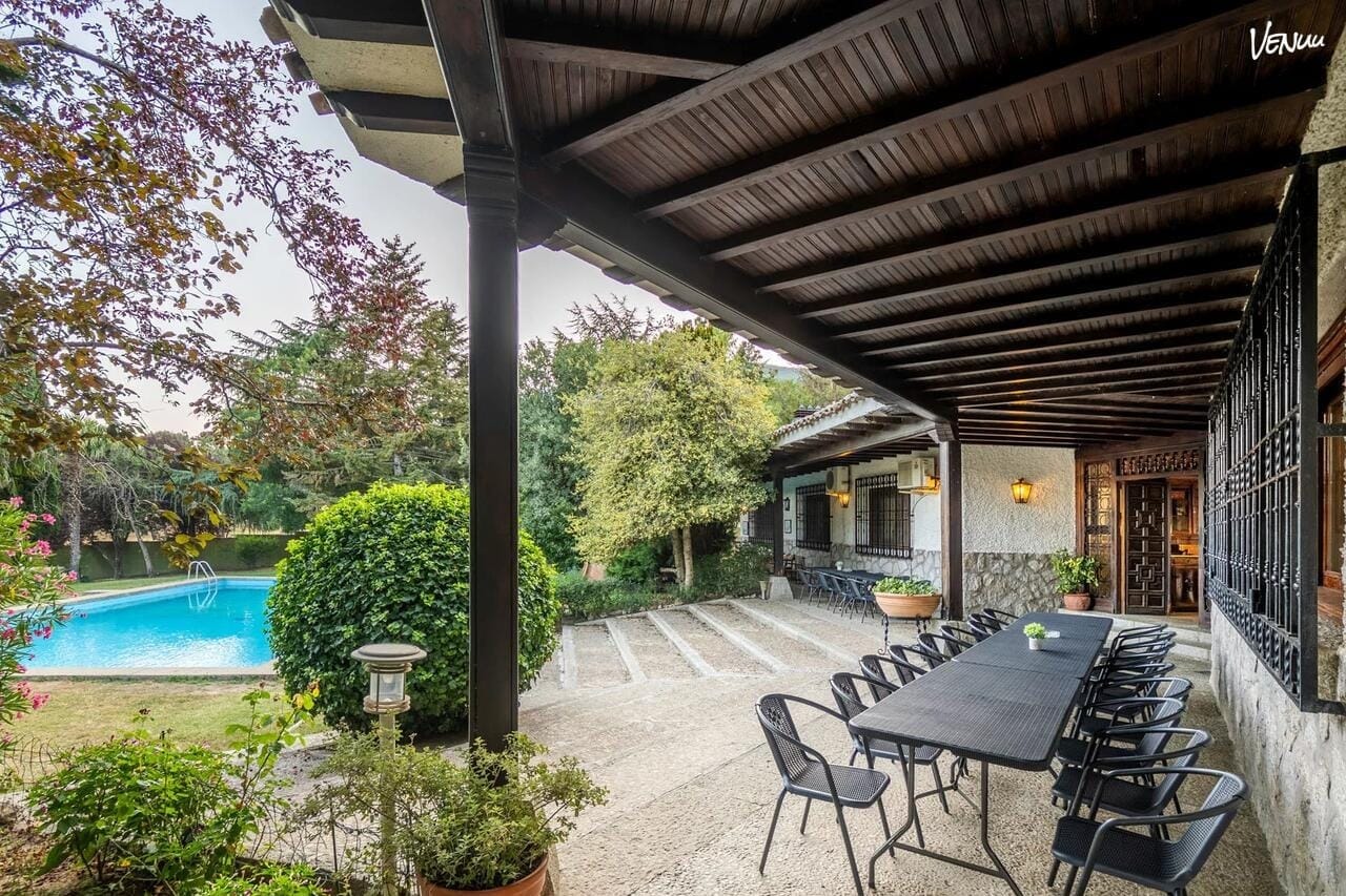 Villa Escorial Park, una villa exclusiva con piscina y jardín perfecta para fiestas en Madrid.