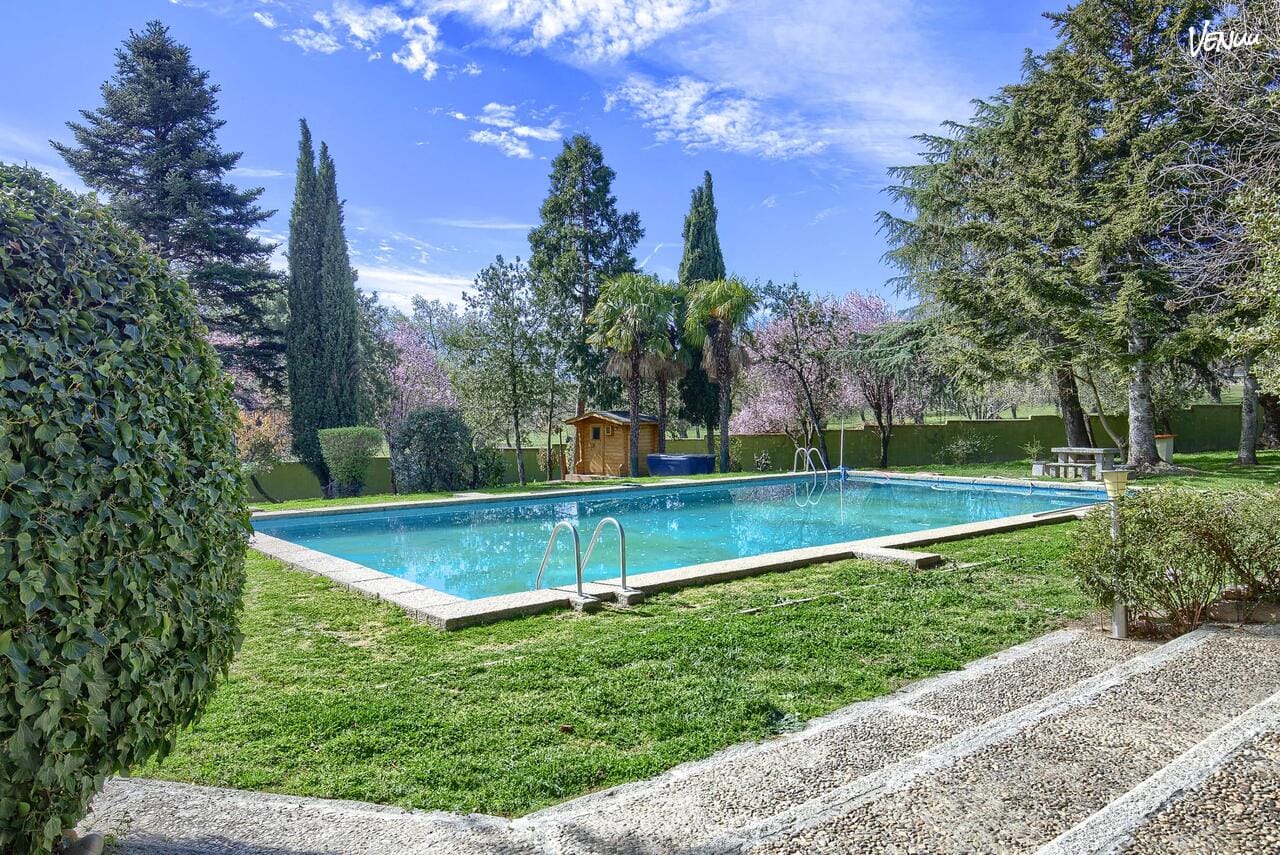 Villa Escorial Park: Finca con jardines amplios y vistas impresionantes en San Lorenzo de El Escorial. Un oasis natural para bodas elegantes y memorables.