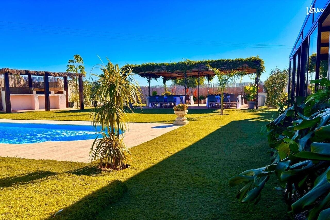 Finca con piscina, jardín y barbacoa ideal para comuniones frescas y modernas cerca de Madrid.