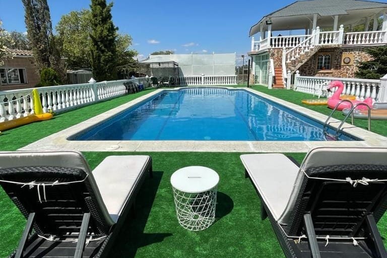  Villa Paradiso, una casa con piscina en Madrid perfecta para fiestas privadas.