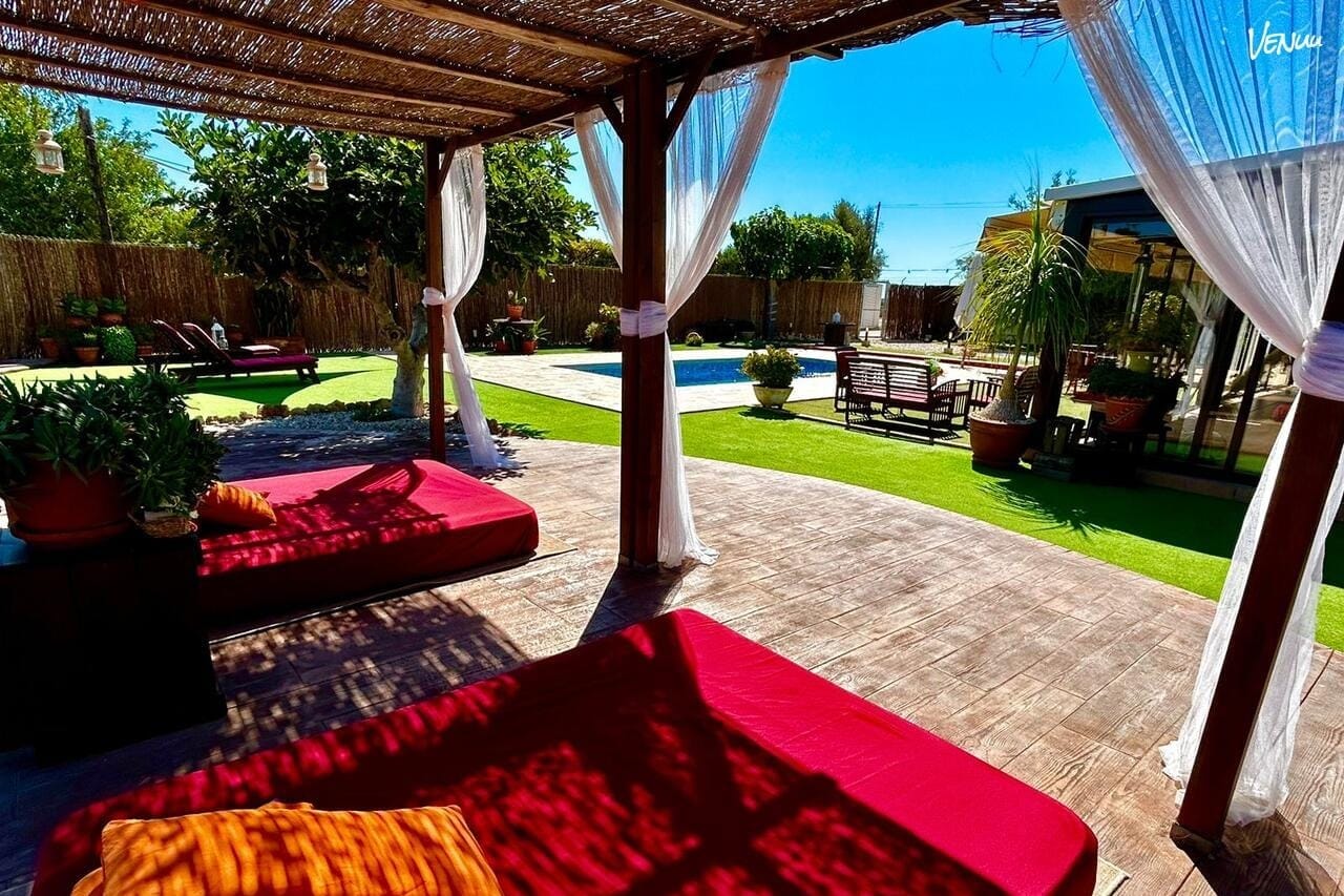 Espacio al aire libre con piscina y zona chill para bodas relajadas y auténticas.