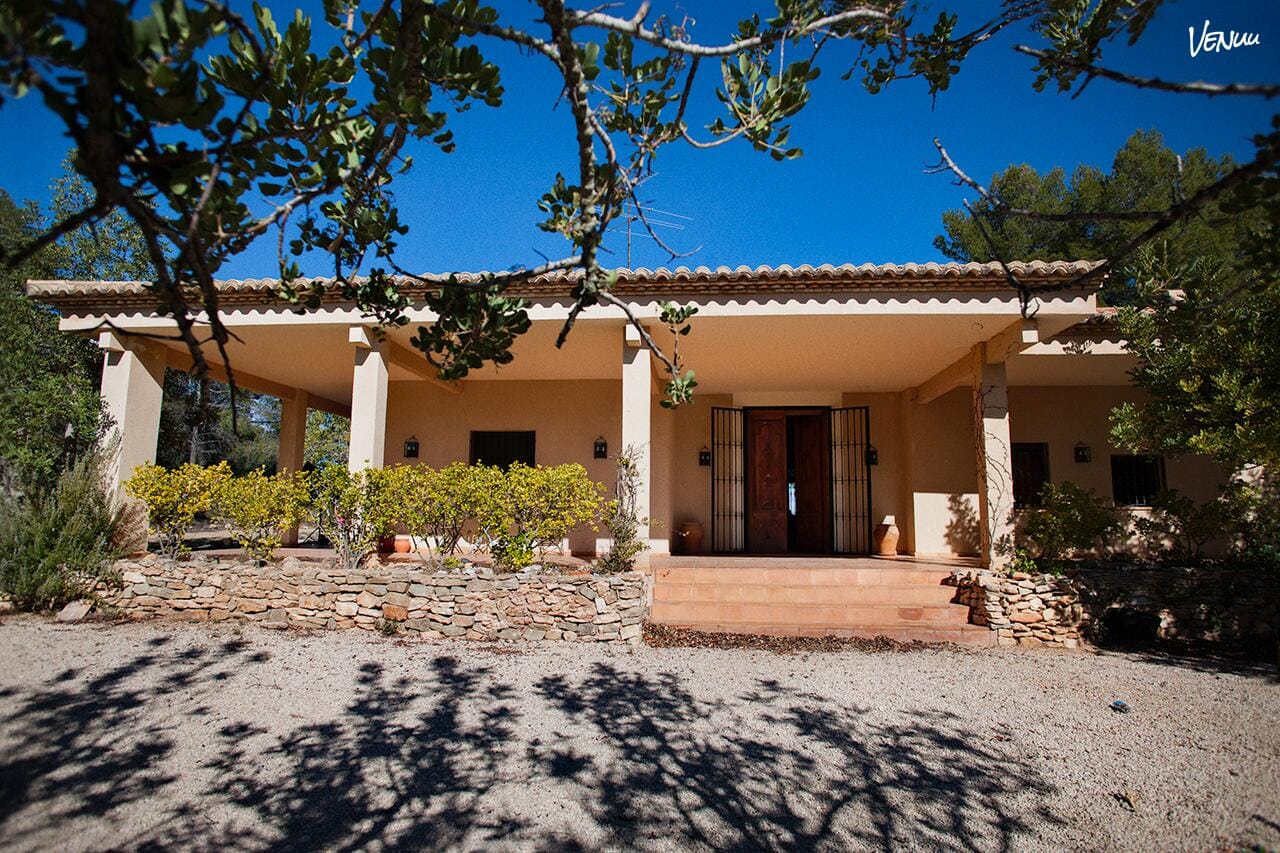 Finca moderna y versátil para comuniones con espíritu libre, decoración con flow y jardín alucinante.