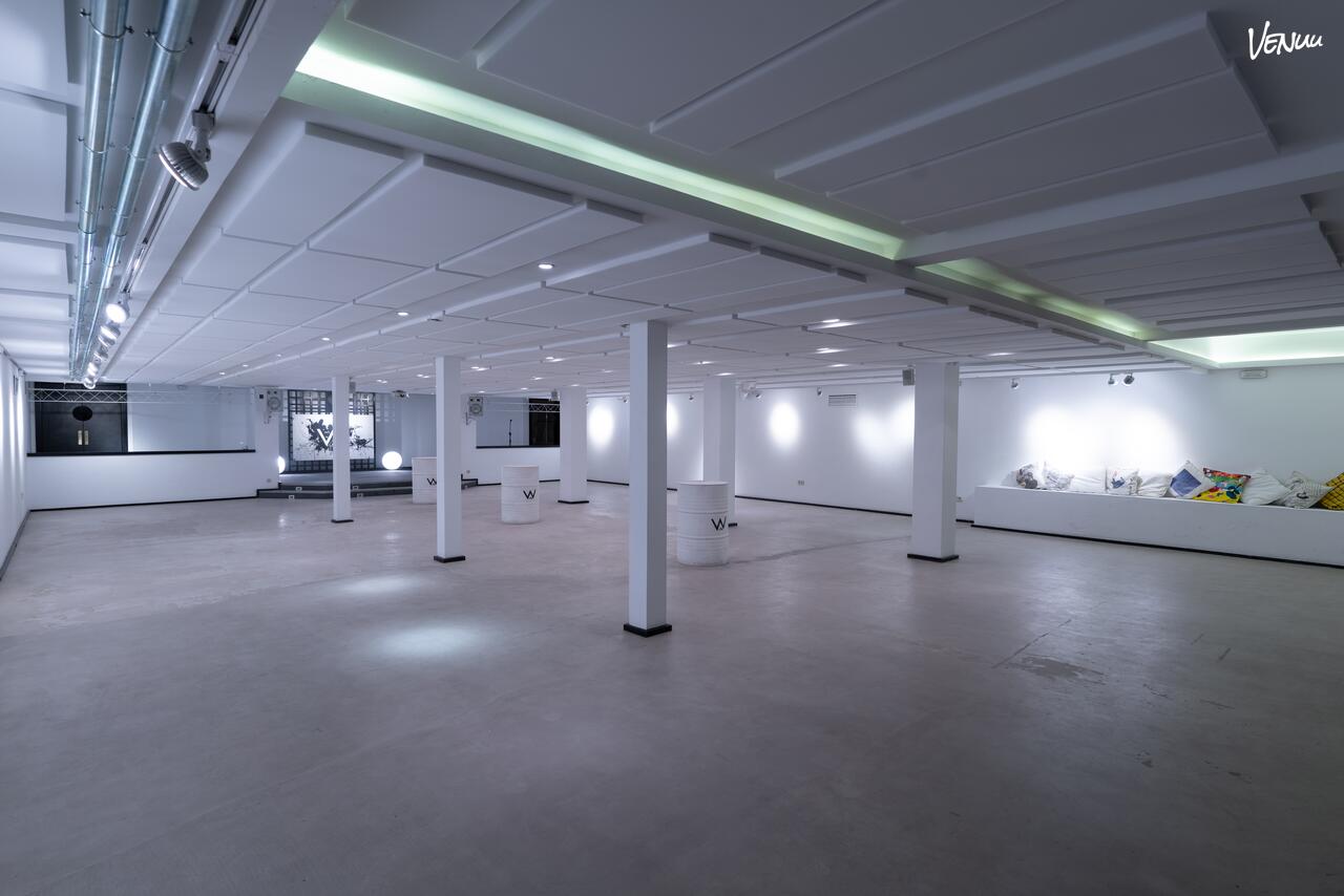 White Lab Sala STAGE, un escenario blanco e inspirador para eventos creativos y performativos.