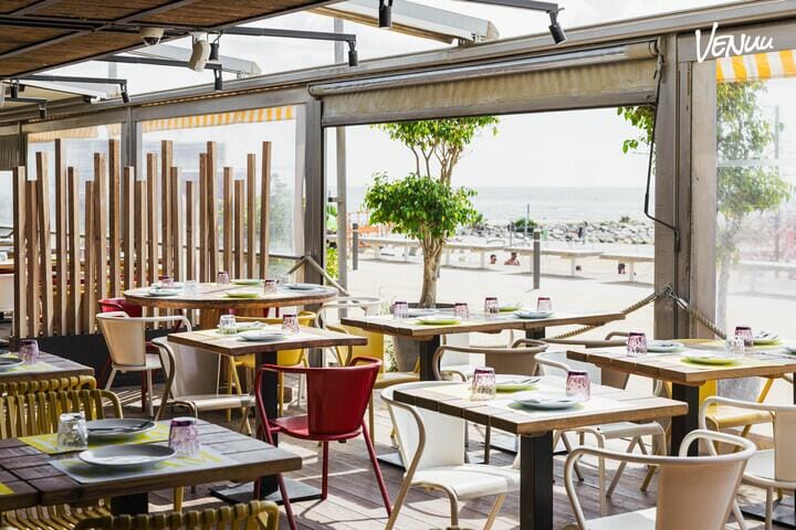 Xiroi Ca la Nuri - Terraza, una terraza en Barcelona con vistas al mar ideal para cenas de grupo.