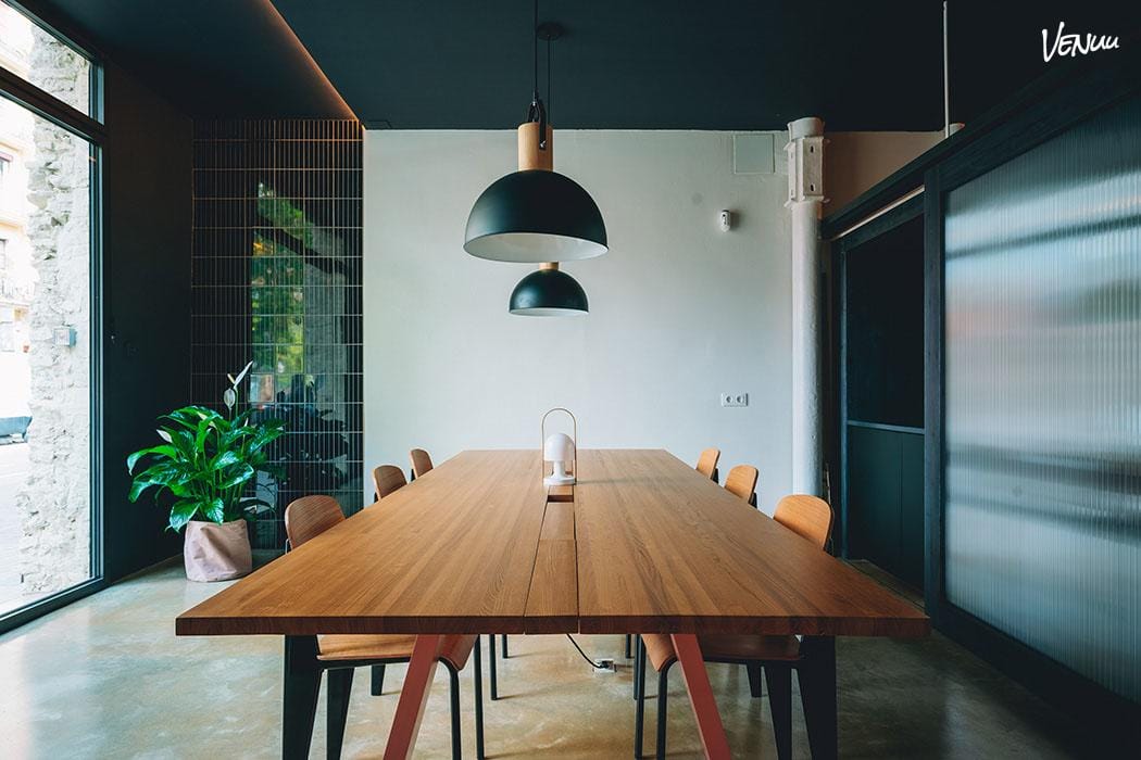 Zamness Room, sala moderna y vibrante perfecta para reuniones creativas.