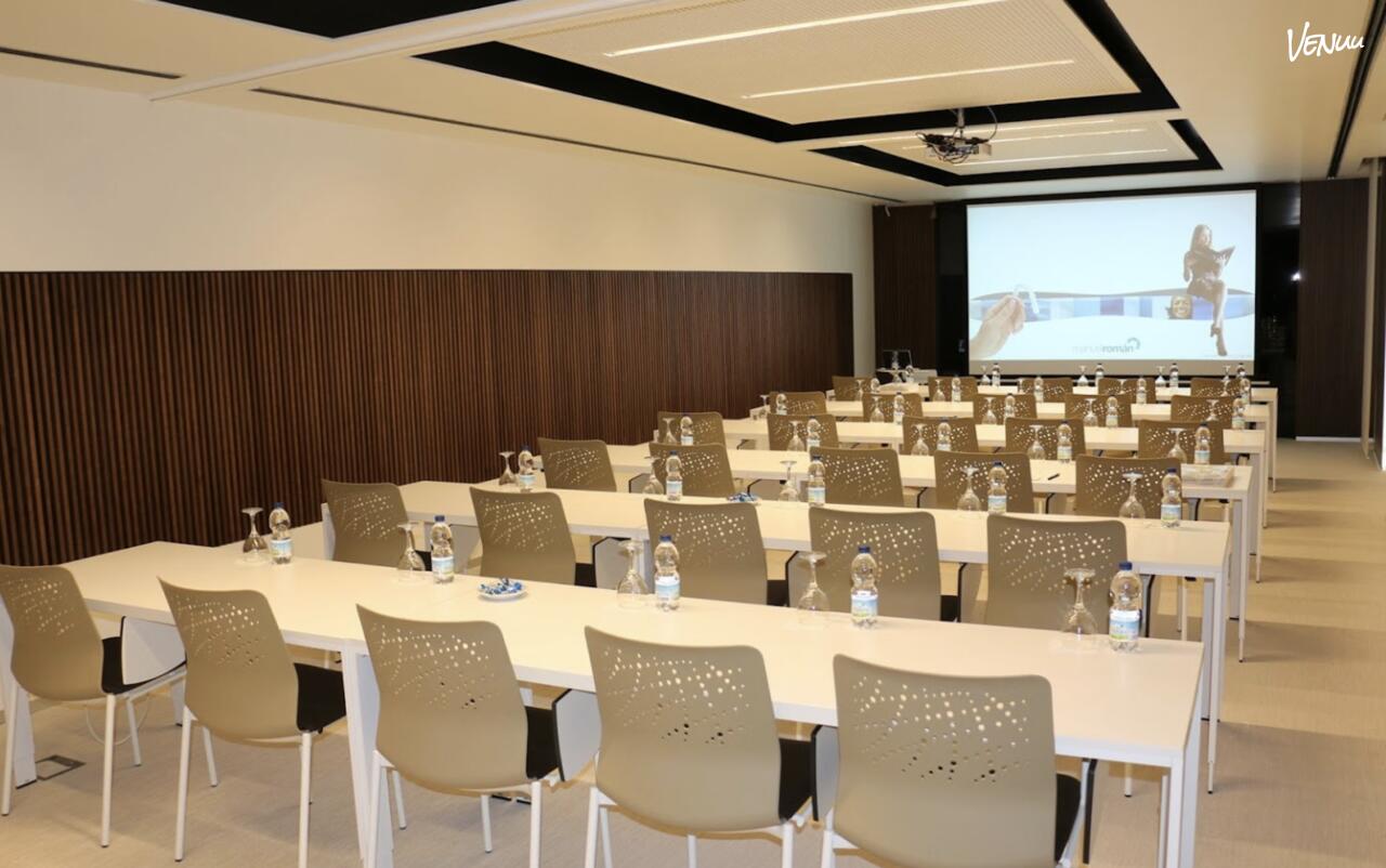  Academia de Formación en Málaga, espacio práctico y cómodo para reuniones, clases y cursos intensivos.