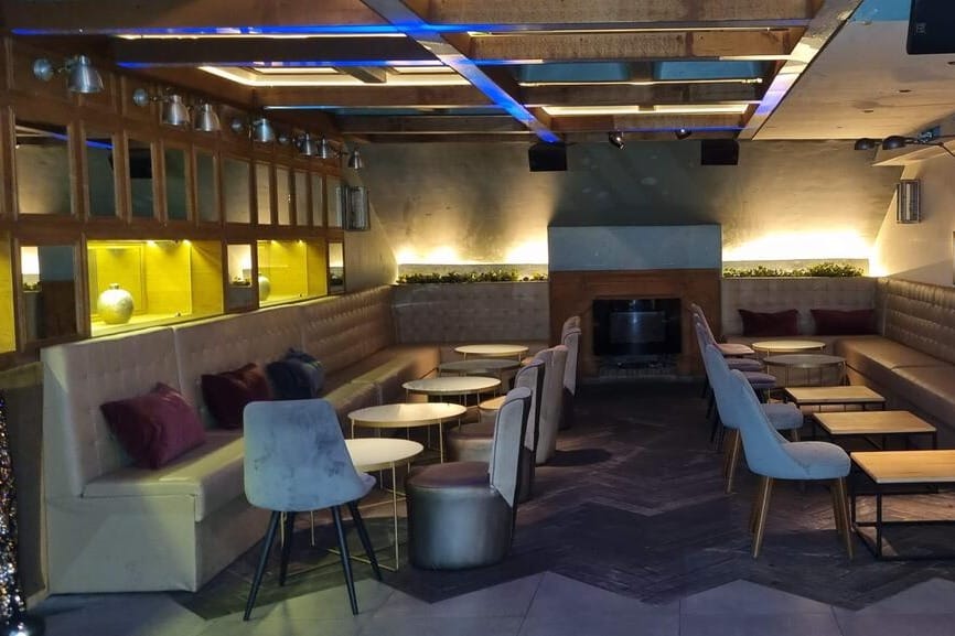 Arde Sala UP, espacio rojo intenso y con actitud para fiestas atrevidas y sensuales en Barcelona.