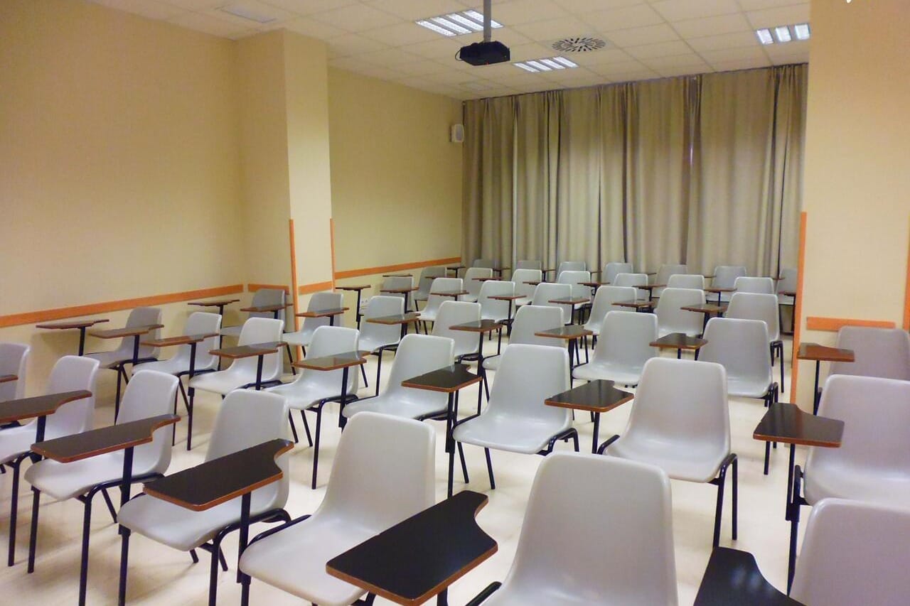 Aula A-5 de Aires Creativos en Sevilla, espacio moderno y funcional para congresos con ambiente creativo.