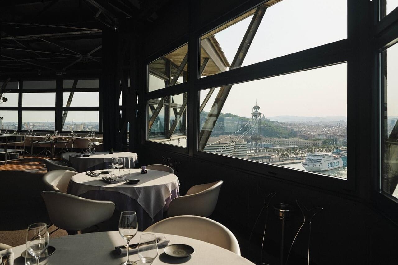 Terraza elegante con vistas al mar para bodas, eventos corporativos y celebraciones top en Barcelona.