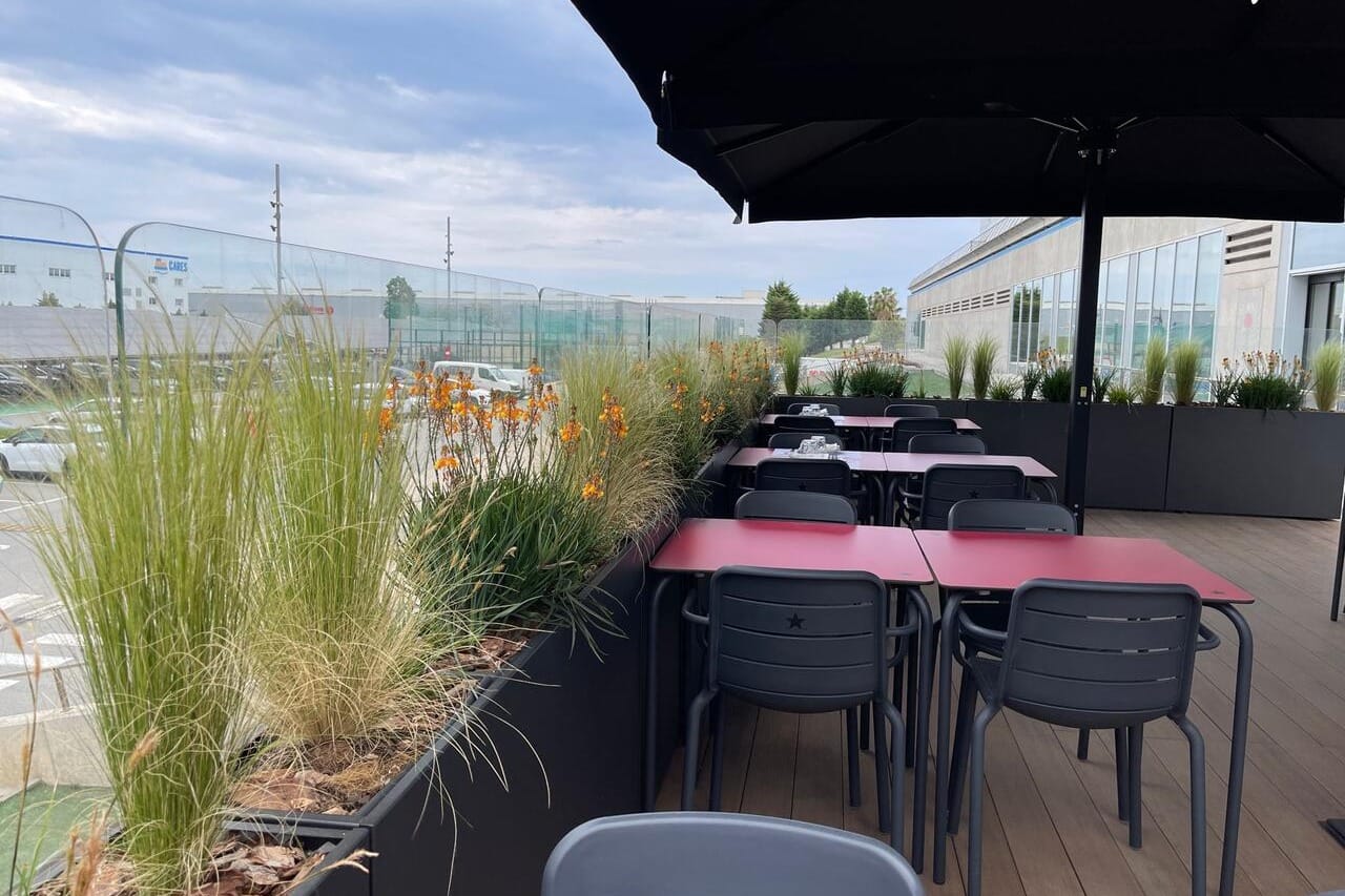 Terraza espaciosa en Arrozal Terrassa, ideal para cenas al aire libre con arroces y buen ambiente.