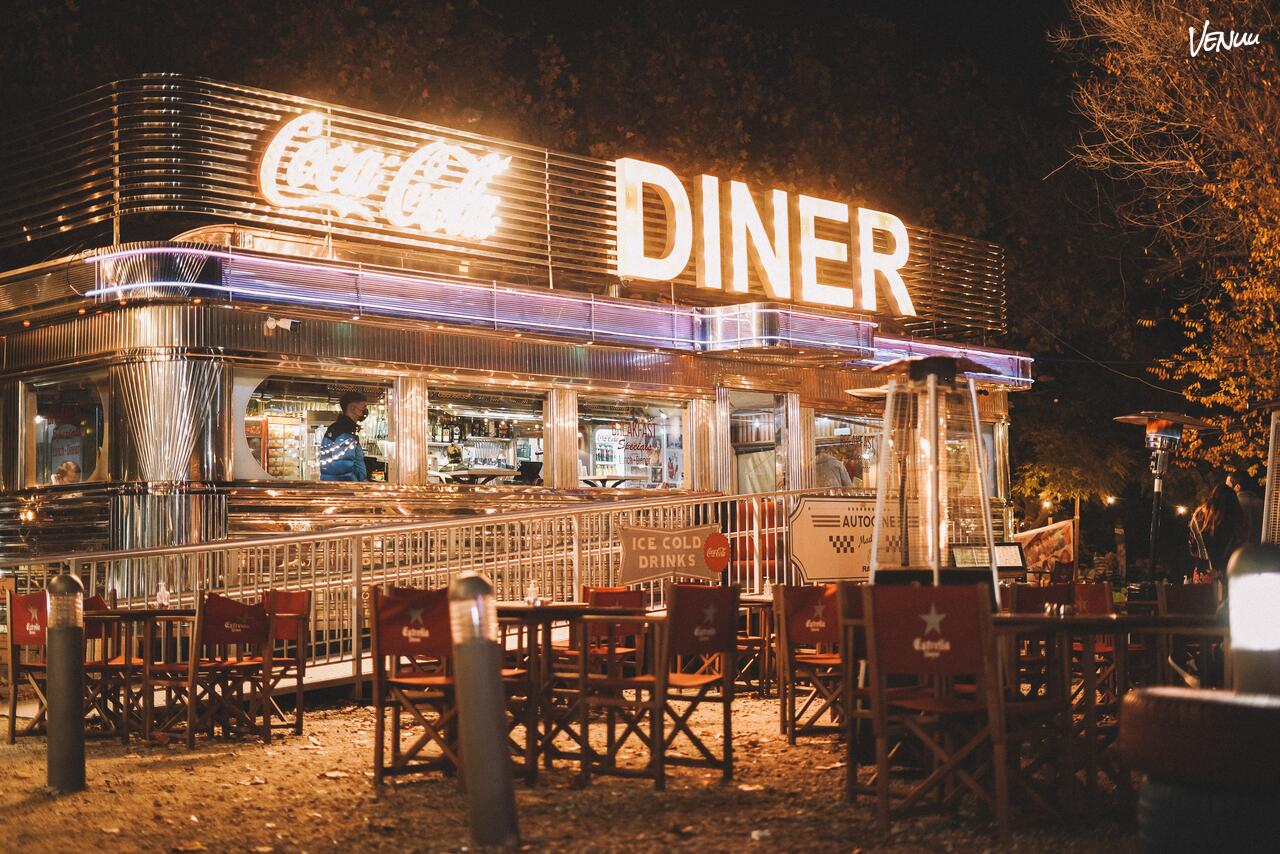 Autocine Madrid, espacio espectacular para cumpleaños infantiles con cine, comida y libertad total.