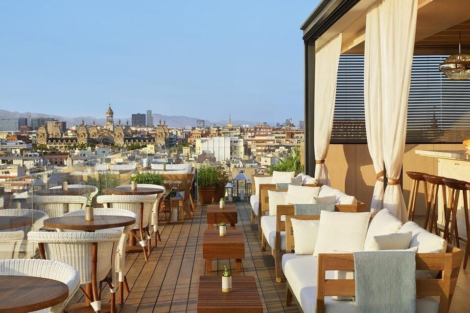 Azotea en Ciutat Vella, Barcelona, ideal para cenas al aire libre con ambiente histórico y acogedor.