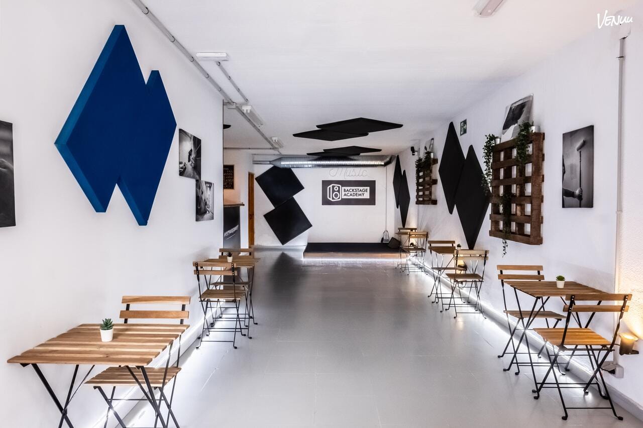 Backstage Academy en Málaga, local urbano y versátil perfecto para fiestas de cumpleaños creativas y únicas.