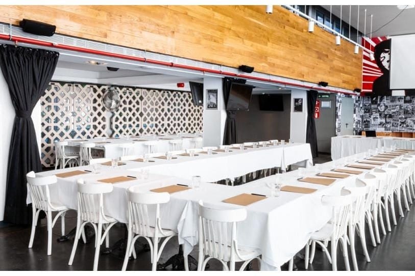 Belushi’s, bar gamberro con alma de fiesta y espacio para grupos con sed de más.