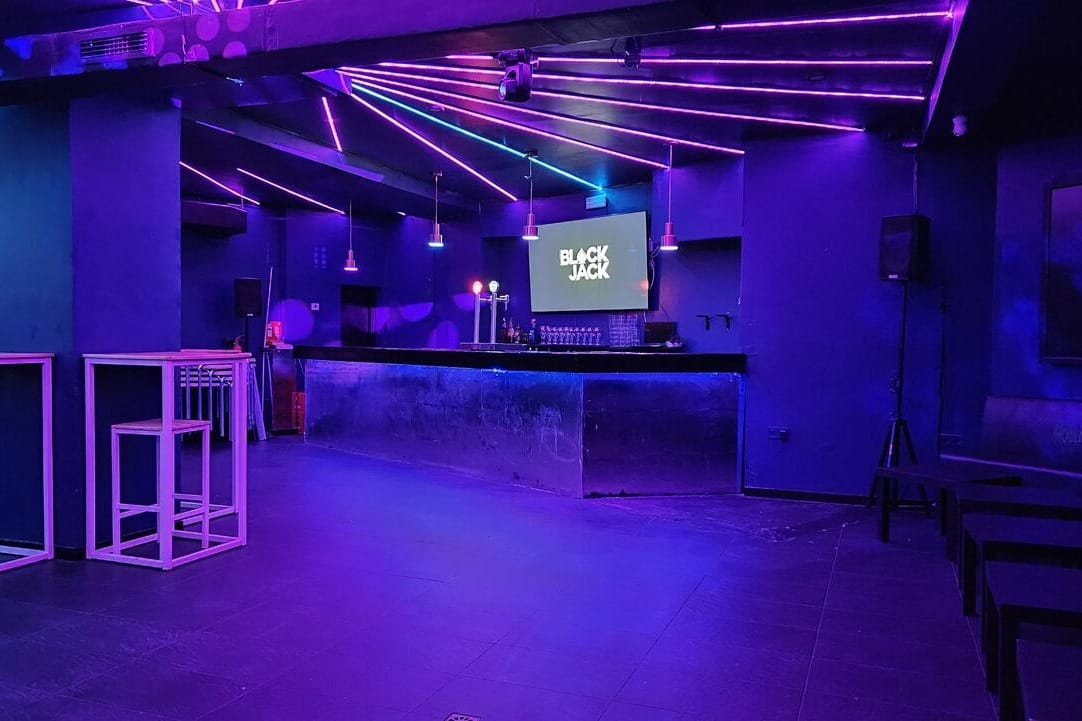 Black Jack Club, discoteca elegante y atrevida para cumpleaños con truco y trato.