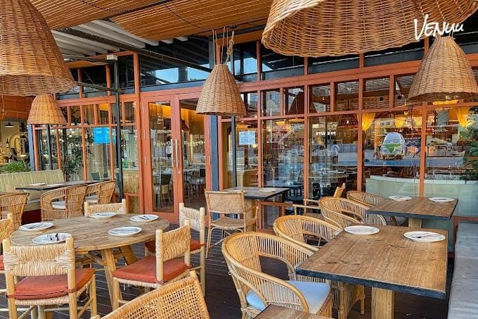 Terraza de Bravo D Mar frente al mar en Barcelona, perfecta para cenas al aire libre con estilo y vistas únicas.