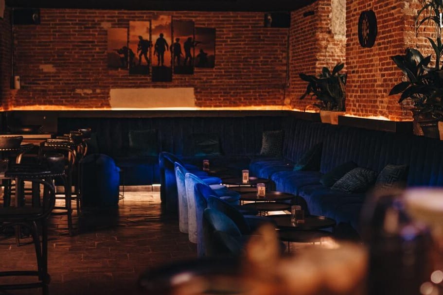 Bunker Cocktail Bar, escondite de lujo con barra y música que hipnotiza.