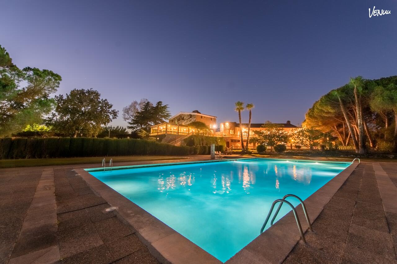  Can Tarranc, masía con piscina y alma festiva perfecta para celebraciones libres en Barcelona.