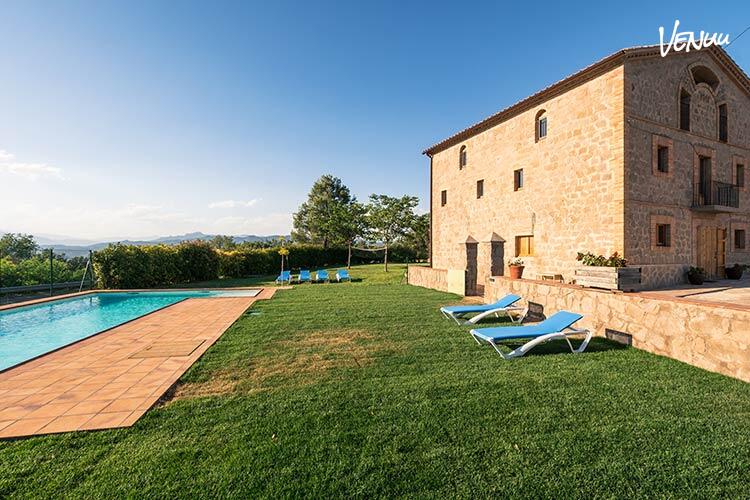 Casa Grande, masía restaurada con piscina y jardín ideal para fiestas épicas cerca de Barcelona.