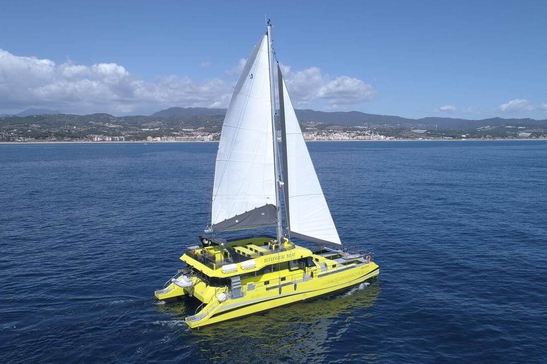  Catamarán Vela Eco, barco eléctrico silencioso en Barcelona para fiestas sostenibles con estilo.