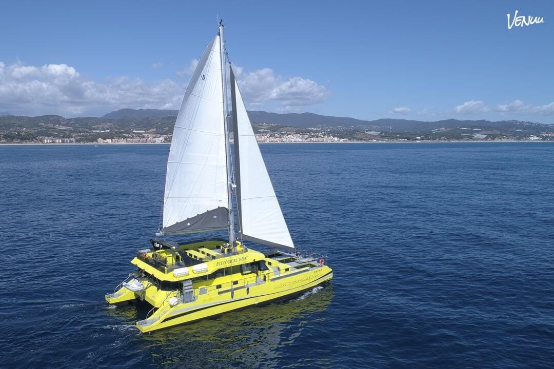 Catamarán Vela Eco en Barcelona, barco ecológico para despedidas conscientes y celebraciones con alma sostenible.