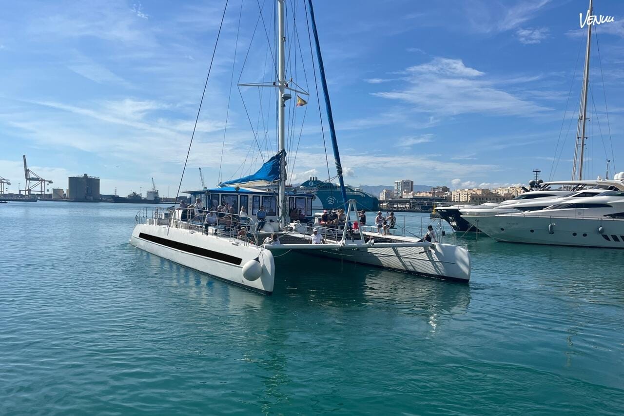 Catamarán Turtur Big Space en Barcelona, embarcación amplia para despedidas grandes y fiestas flotantes con estilo.