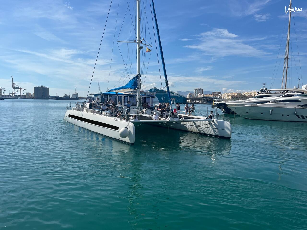 Catamarán TurTur Big Space, barco gigante para fiestas grandes y eventos épicos en Barcelona.